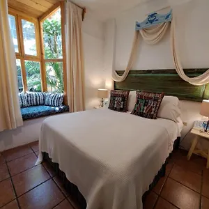 Yellow House Hostel Antigua